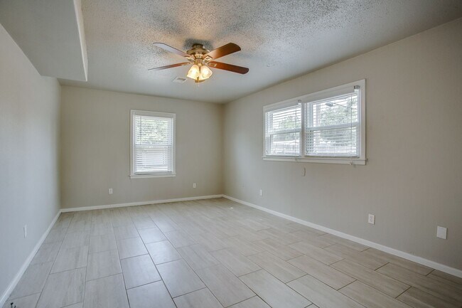 Building Photo - PRE LEASING for fall 2026! 4/2 in Tech Terrace!