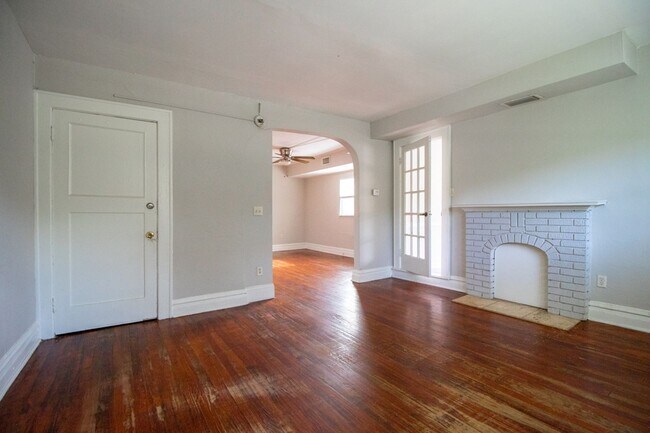 Building Photo - 408 W Howry Ave