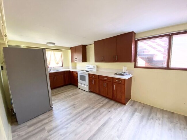 Building Photo - Aiea: 3-bedroom 1-bath w/1 covered parking...