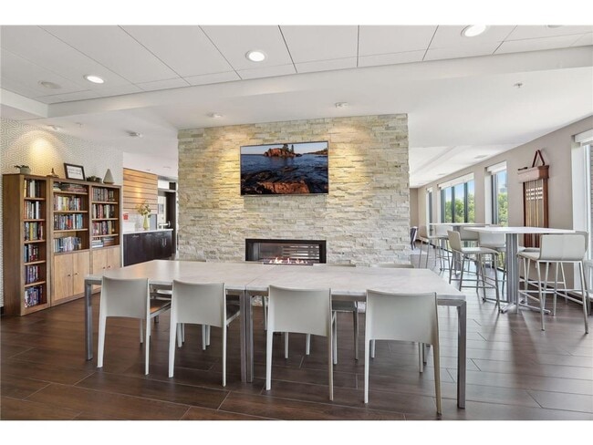 Building Photo - 401 SE Main St