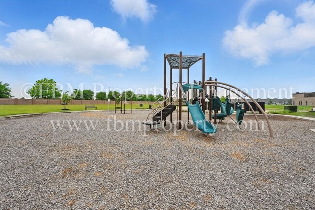 Building Photo - 2121 Luna Dr