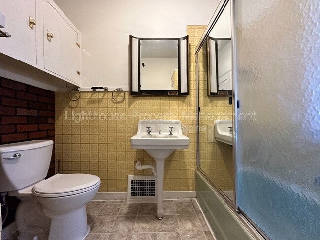 Building Photo - 220 Kendall St N