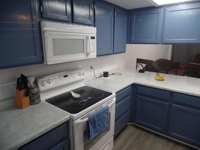 Building Photo - 3 bed - 2 bath Single Story Pet Friendly -...