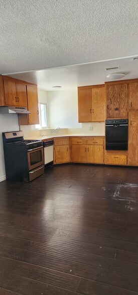 Kitchen - 8872 San Vicente Ave