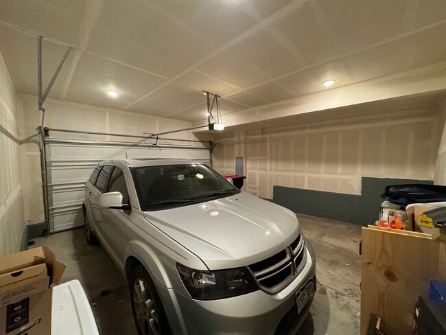 Building Photo - 4664 Peak Crst Vw