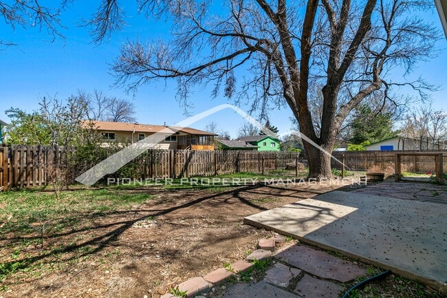 Building Photo - Beautiful Updated Home Conveniently locate...