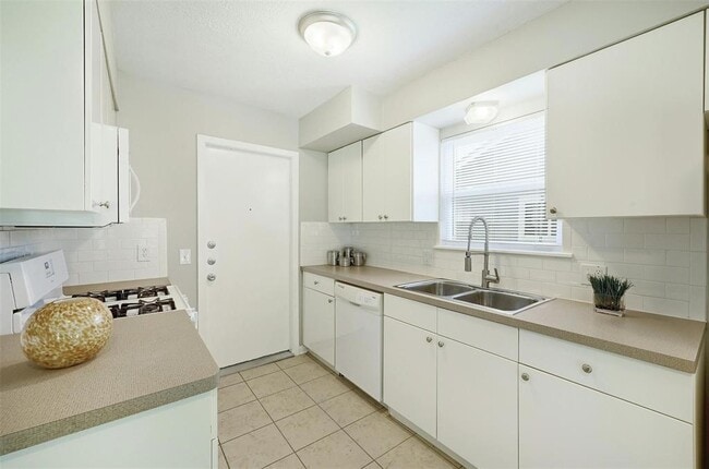 Building Photo - 8527 Maine Dr