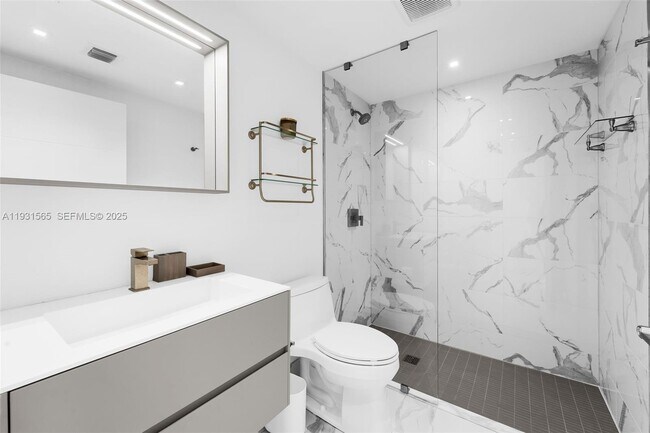 Building Photo - 9521 E Bay Harbor Dr