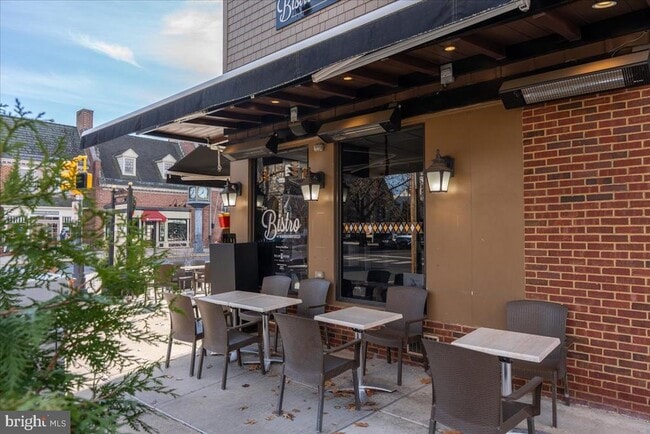 Building Photo - 406 Kings Hwy E