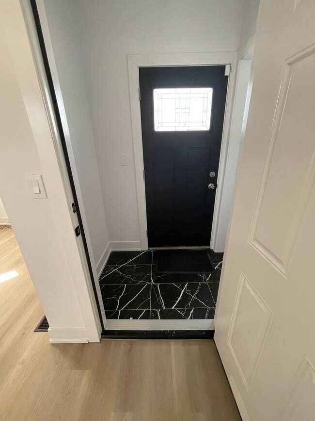 Building Photo - 5531 S May St