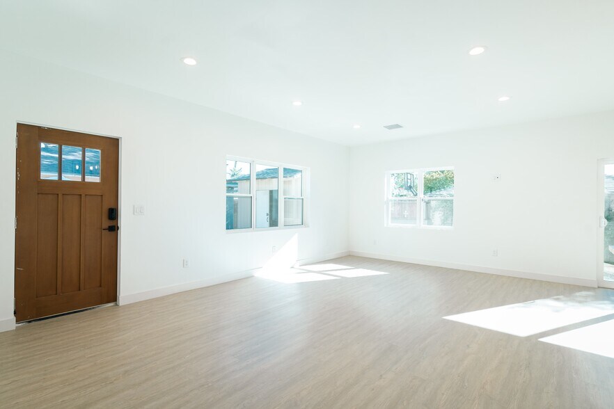 Building Photo - 1507 Valencia Ave