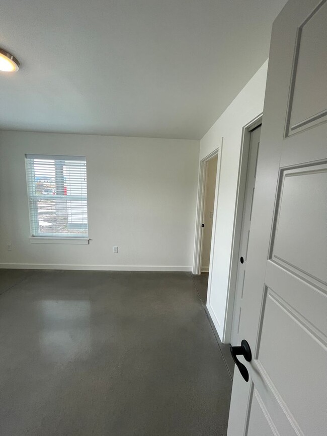 Building Photo - 1525 Windrow Dr