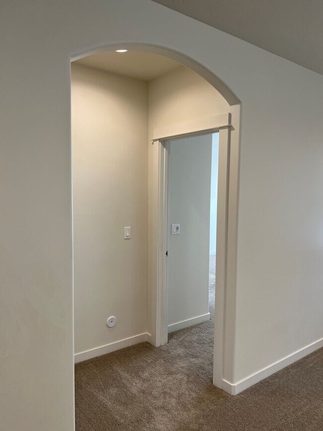 Building Photo - Beautiful, 3 bed 2 bath home close to lake...