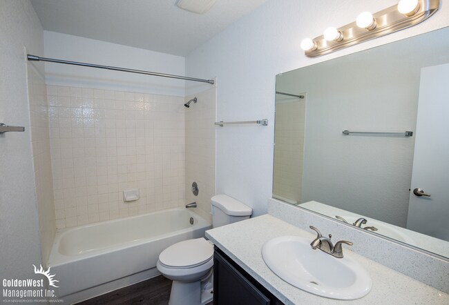 Building Photo - Charming 2Bdm 2Ba Upstairs Condo with Fireplace in Baycliff Creeks at The Lakes!