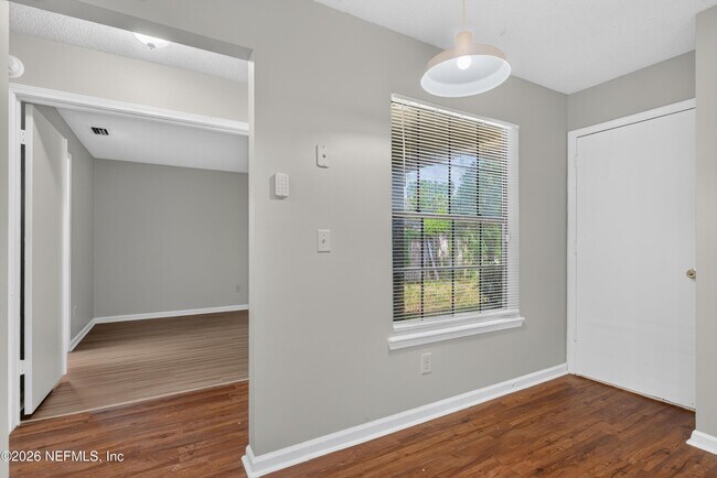 Building Photo - 8010 International Village Dr