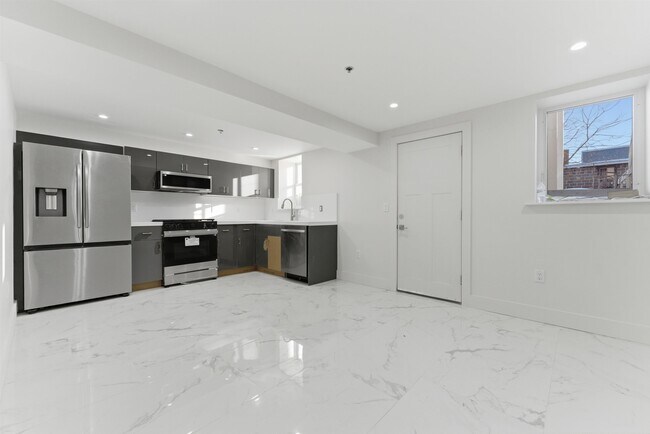 Building Photo - 821 18th St