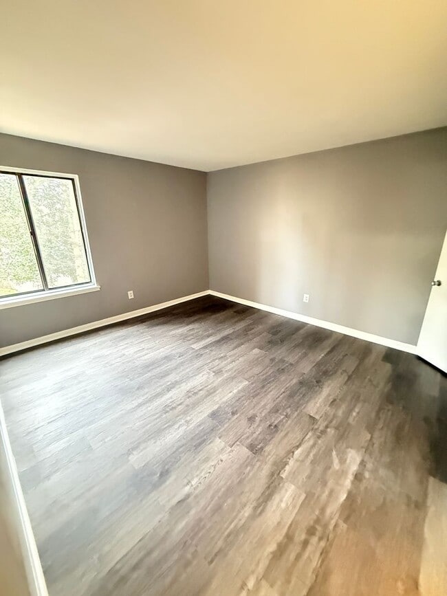 Building Photo - 9635 White Acre Rd