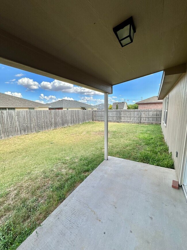 Building Photo - COMING AUGUST 2026 - 5 Bedroom Home in PaulAnn Neighborhood!