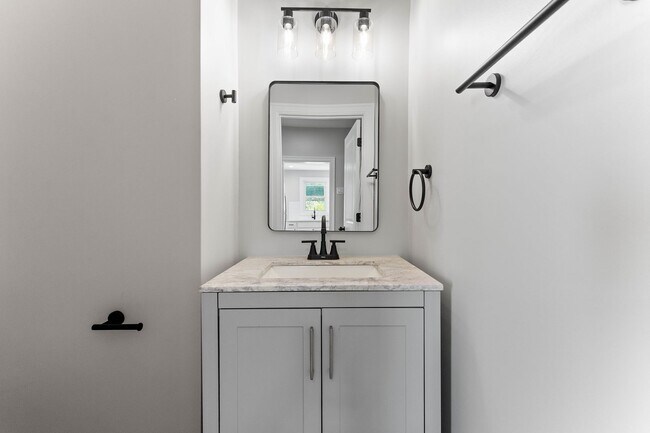 Building Photo - Stunning 2 bedroom home in Ambridge available July 1!