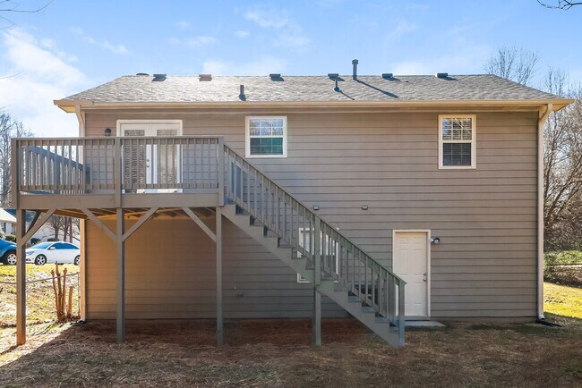 Building Photo - 240 Rosewood Dr