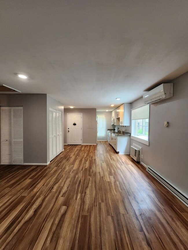 Building Photo - Black Mountain Rental!