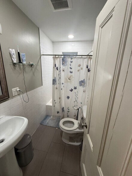 Building Photo - 23 Evergreen St