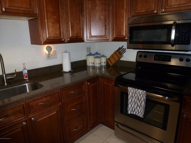 Building Photo - 434A Andover Dr