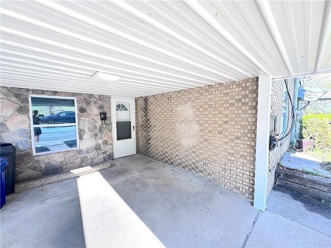 Building Photo - 2528 Homehurst Ave