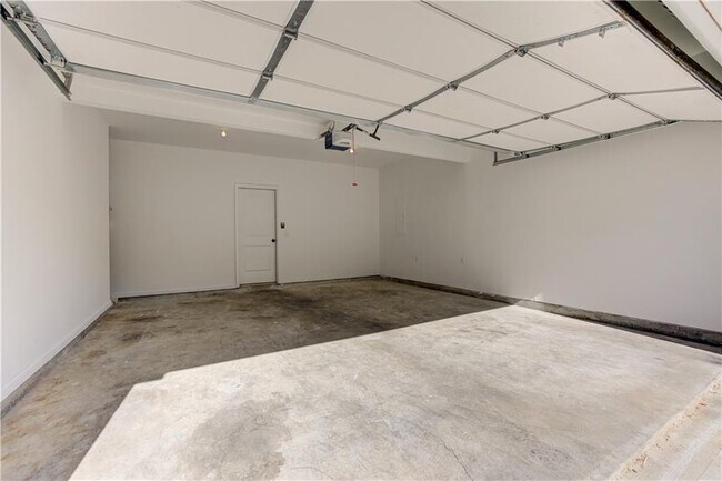 Building Photo - 605 Summit Pt