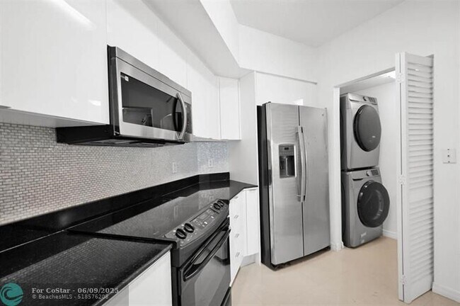 Building Photo - 16699 Collins Ave
