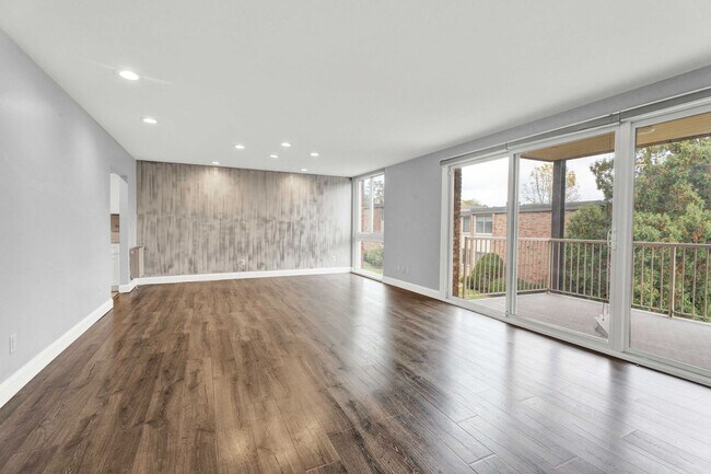 Building Photo - Welcome Home, Newly Remodeled Condo