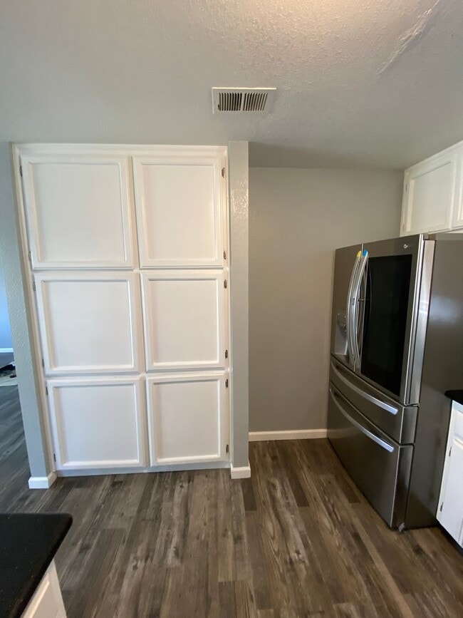 Building Photo - Newley Remodeled 3 BD 2 BA house on corner...