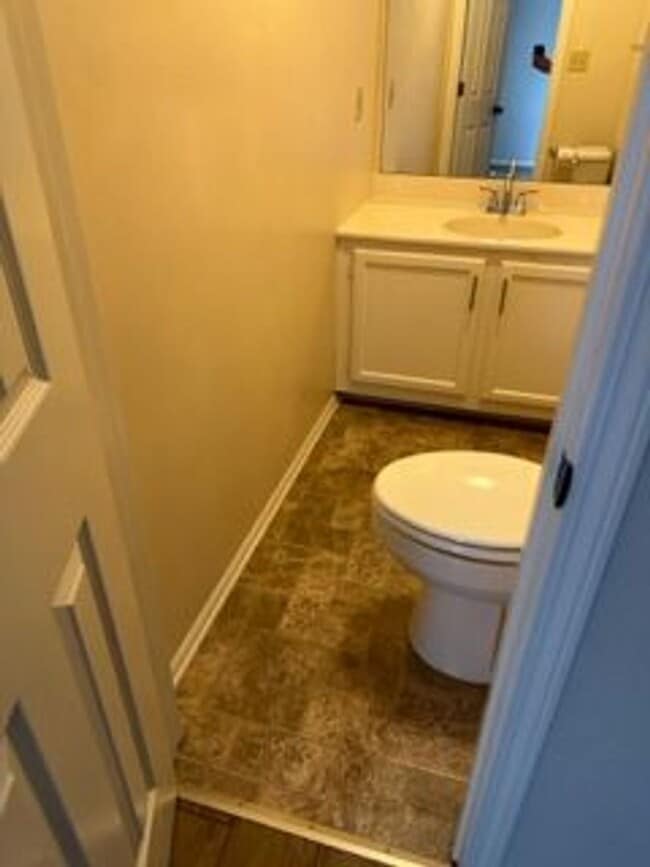 Building Photo - 3 Bed/1.5 Bath Home in Lees Summit!