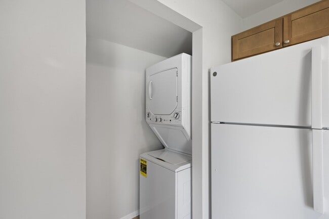 Building Photo - Renovated Hilltop Village Townhouse-Available 5/15/26