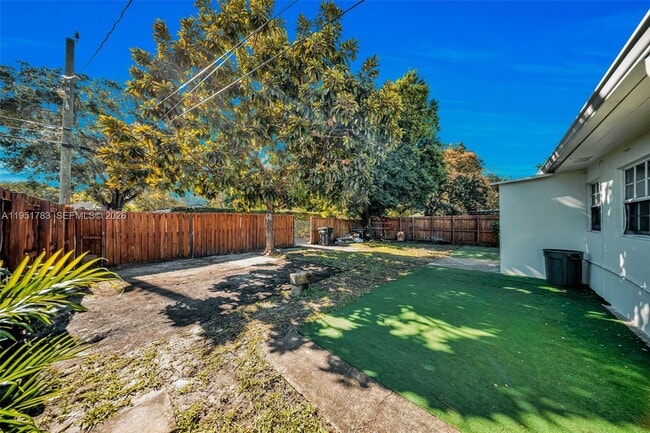 Building Photo - 1624 NE 175th St