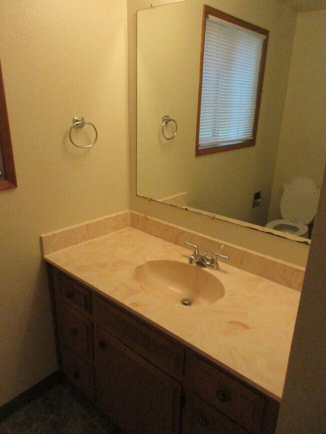 Building Photo - Large Two Bedroom with New Carpet!