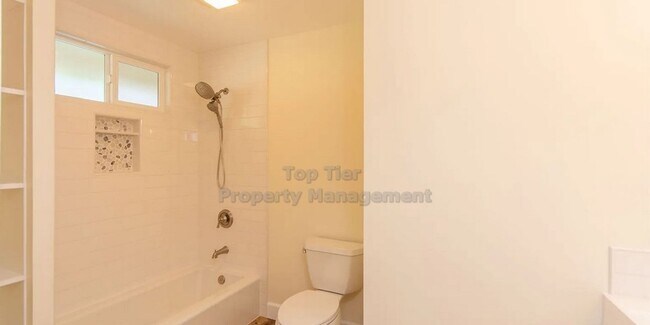 Building Photo - Single Family Home!! 3 beds, 2 baths- additional bonus room with kitchen and private entrance.