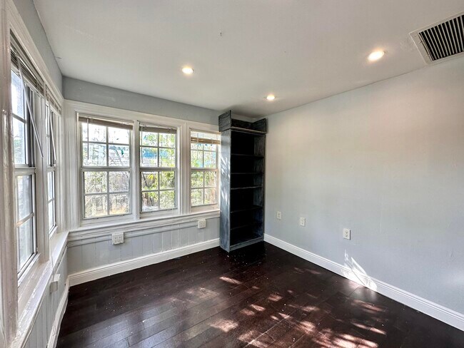 Building Photo - 101 C St