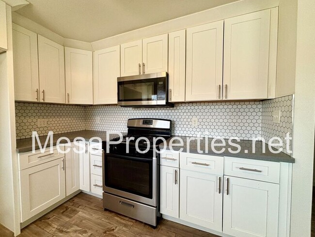 Building Photo - 820 Caliente Dr