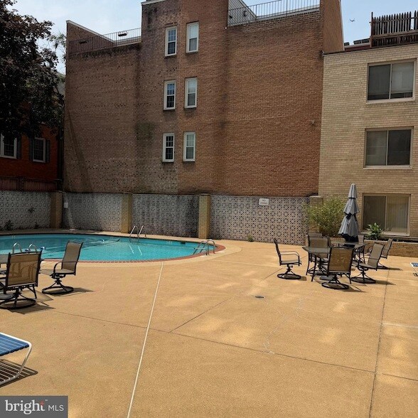 Building Photo - 922 24th St NW