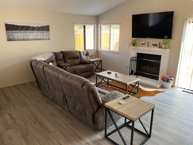 Building Photo - 433 Hazelnut Dr