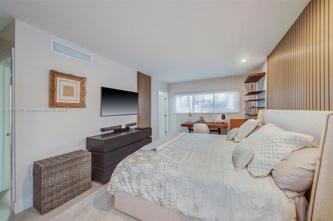 Building Photo - 2020 Alamanda Dr