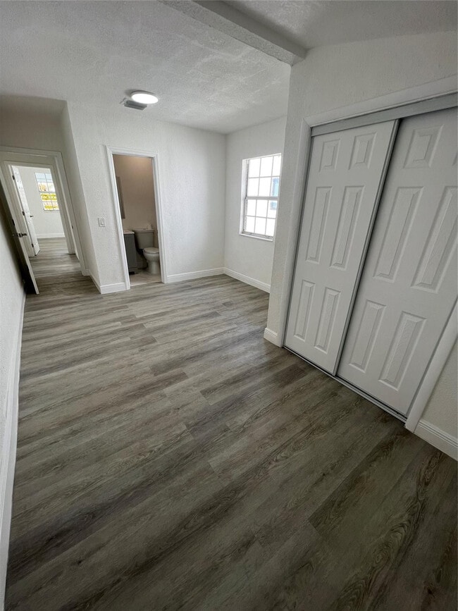 Building Photo - 5615 SW 40th St