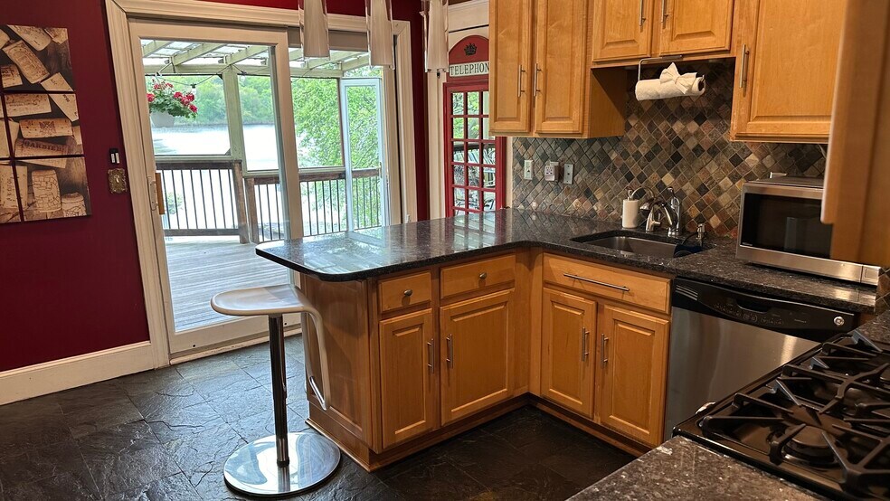 Building Photo - 203 Riverview Ave