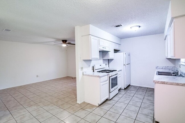 Building Photo - 10310 Little Pebble Dr