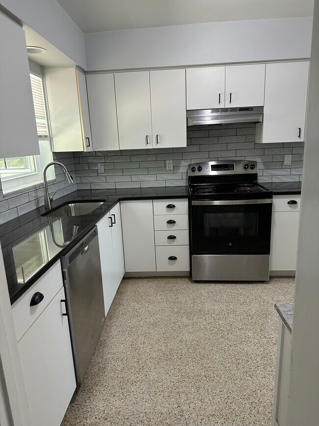 Building Photo - 7000 Pinehurst Dr