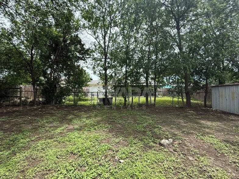 Building Photo - 518 Jamaica Dr