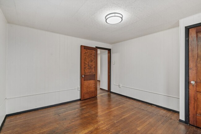 Building Photo - Gorgeous 3 bedroom home in Clairton availa...