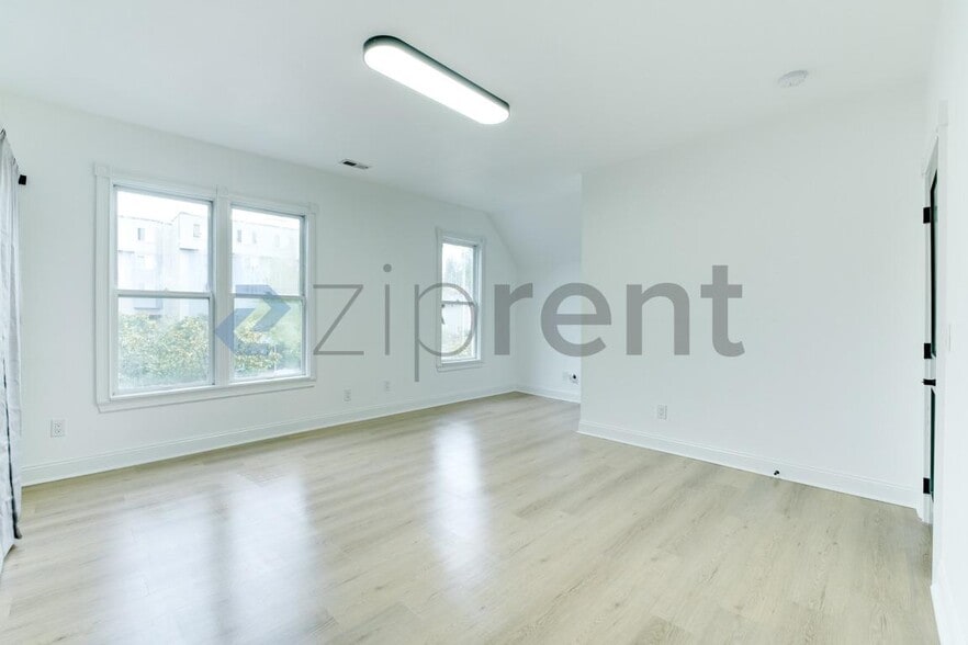 Building Photo - Unit n/a