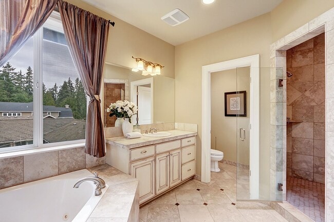 Building Photo - 5Bdrm+Office / 3.5 bath - West Bellevue Home